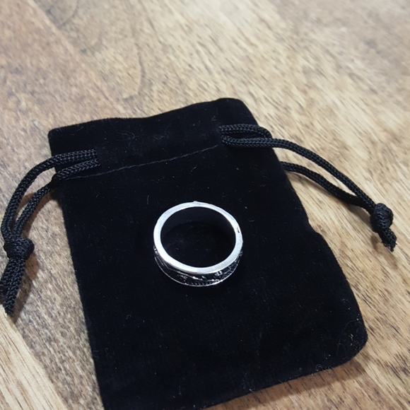 Engraved flower and vine silver ring with bag - Picture 3 of 5